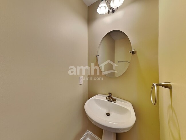 Building Photo - 516 Longview St