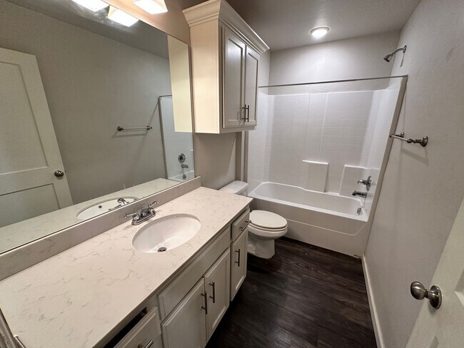 Building Photo - Move In for Less: Updated NW OKC 2-Bed Home with Granite Kitchen