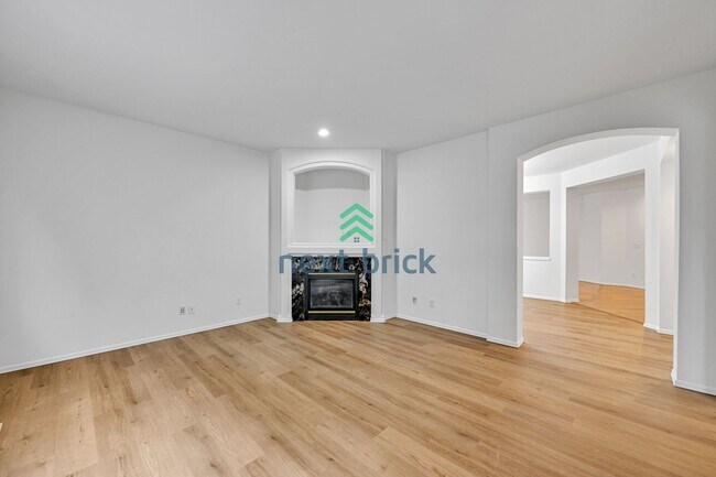 Building Photo - 4 Bed 2.5 Bath Single-family House Availab...
