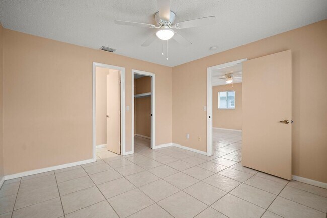 Building Photo - Beautiful 2-bedroom, 2-bathroom apartment, perfectly located in Cape Coral