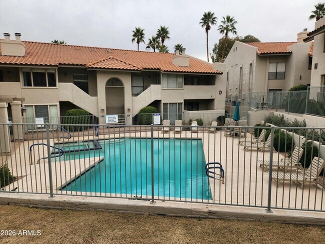 Building Photo - 1820 E Morten Ave