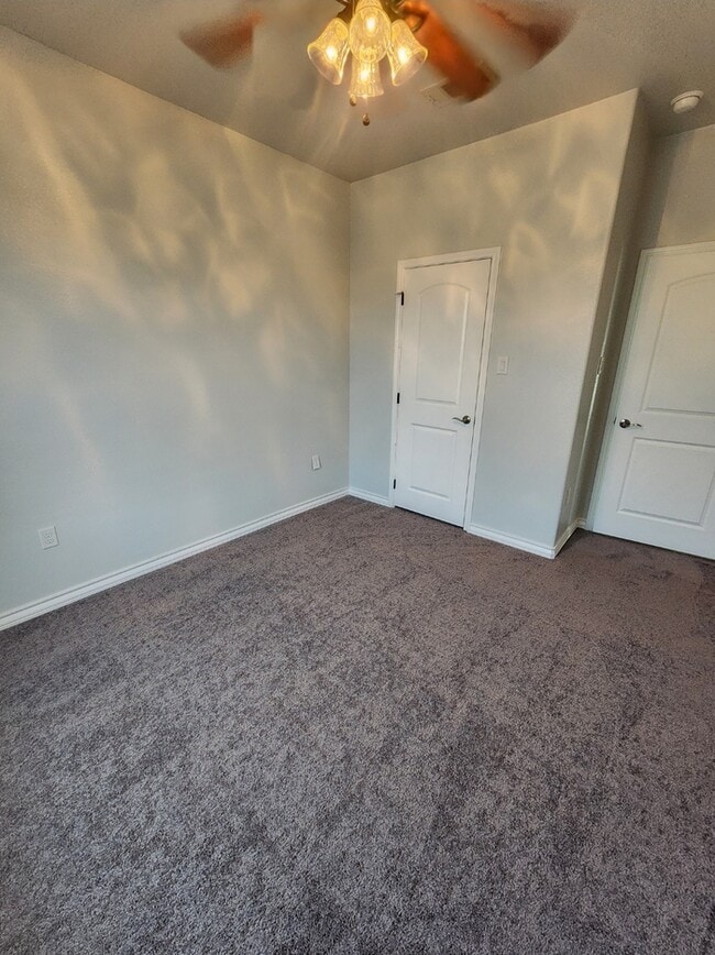 Building Photo - 3 bed 2 bath with 1 car garage