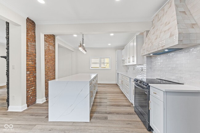 Building Photo - 721 E 23rd St