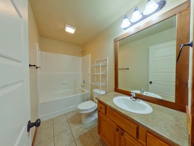 Building Photo - PET FRIENDLY! Beautiful 3 bedroom 2 1/4 bath townhouse in 4 Corners! Fenced backyard!