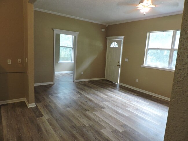 Building Photo - 620 SW Highland Ave