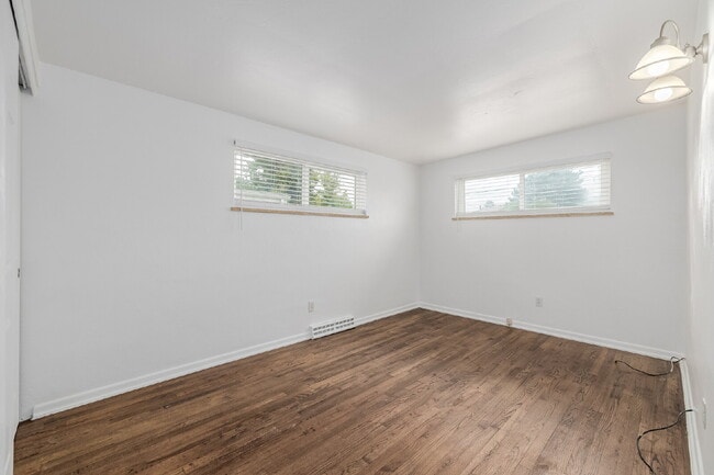 Building Photo - Remodeled 2 bedroom, 1 bath duplex for rent
