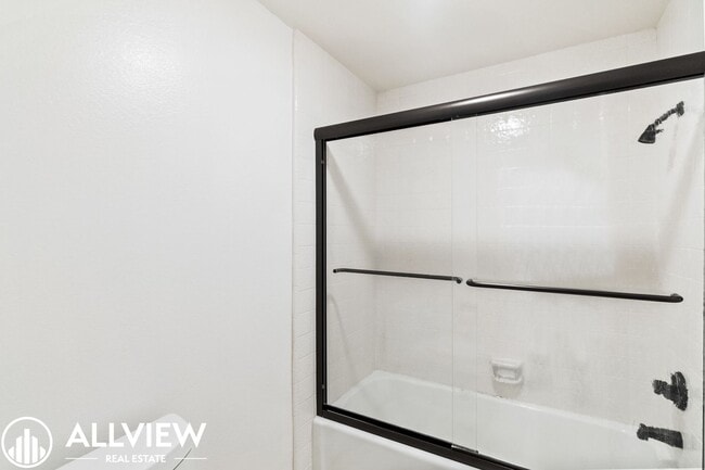 Building Photo - 3 Bedroom, 2 Bath Home Available In Jasmin...