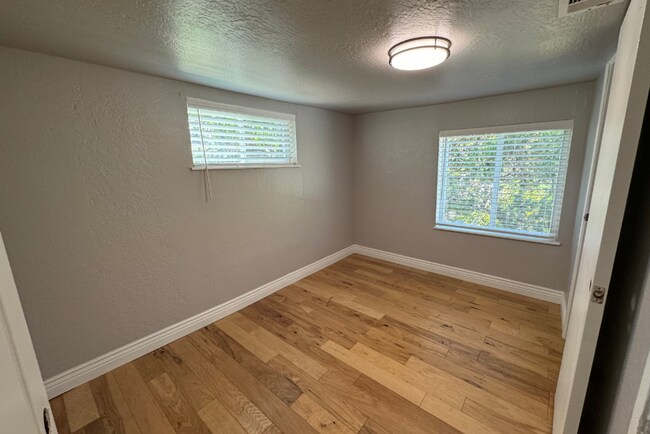Building Photo - Spacious Colonial Heights Bungalow