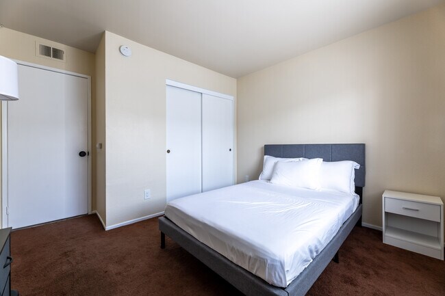 Building Photo - 21249 Figueroa St