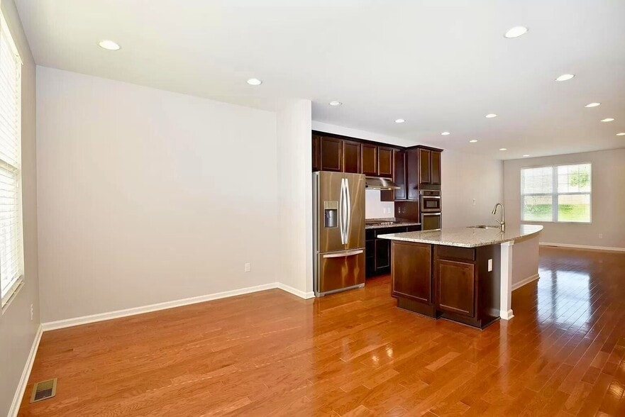 Building Photo - 863 Barclay Cir