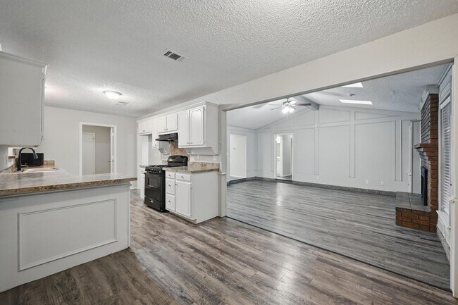 Building Photo - Charming Updated Home Near DFW Airport | 3...