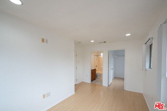 Building Photo - 339 Newland St