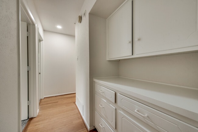 Building Photo - 611 Ray Andra Dr