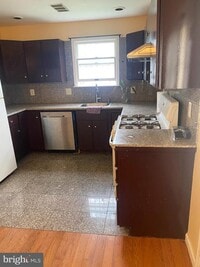 Building Photo - 321 Linden Ave