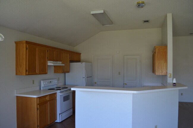 Building Photo - 2521 Creek Dr