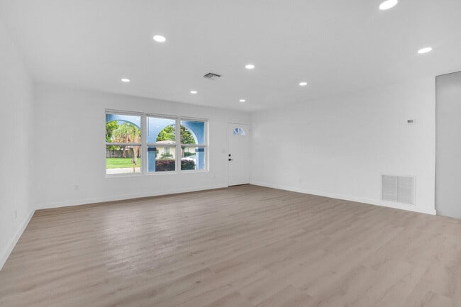 Building Photo - 865 SE Tierra Ct