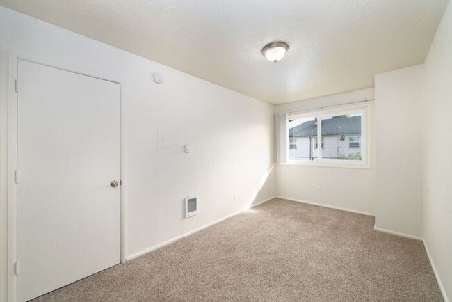 Building Photo - 1 bedroom available now!! Mid town!