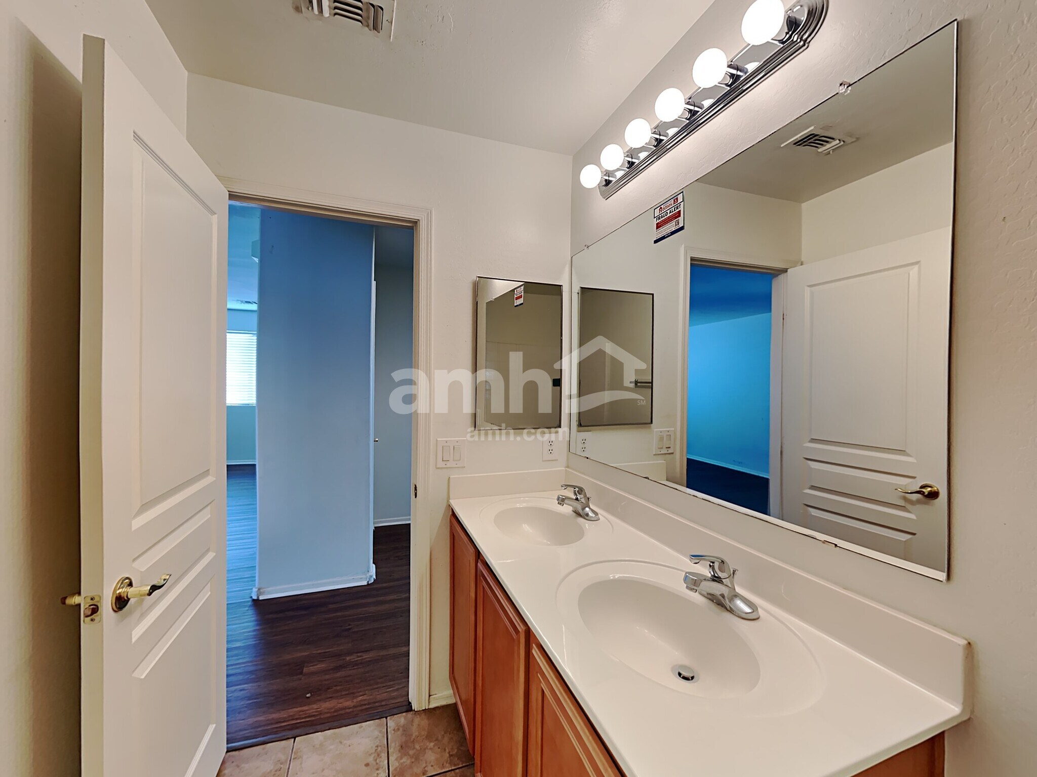 Building Photo - 9428 W Riverside Ave