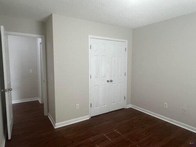 Building Photo - 401 Timberwind Dr