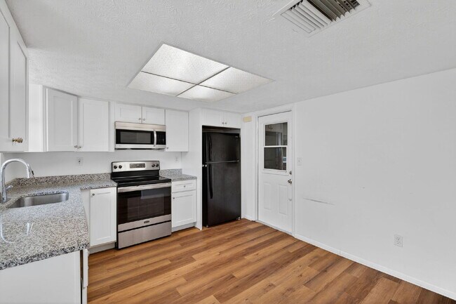 Building Photo - Beautiful 2 Bedroom, 2 Bathroom, 1 Car Garage home for rent.