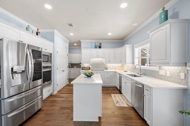 Building Photo - 1207 Lakeway Dr