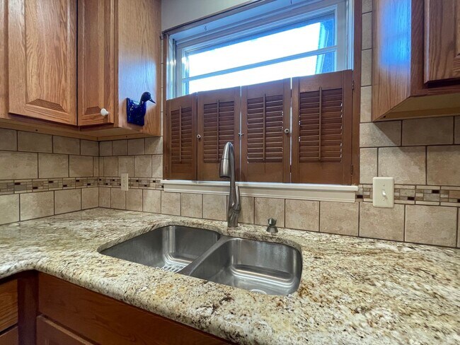 Building Photo - 3 bedroom, 2 bath, 2 living areas, 2 car garage Ranch style home nestled on a corner lot