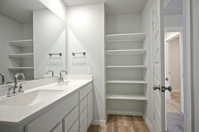 Building Photo - 2561 Solon Ln