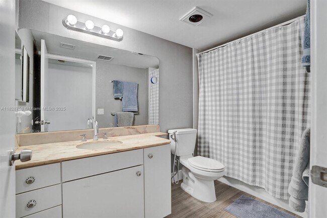 Building Photo - 161 Crandon Blvd
