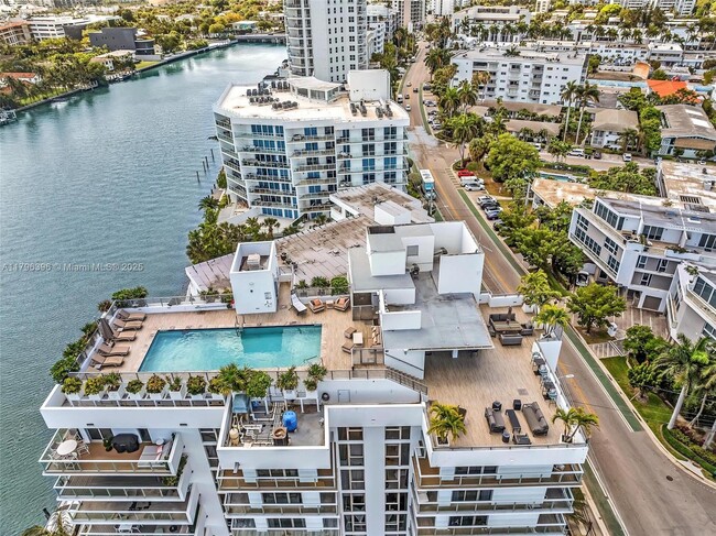 Building Photo - 9901 E Bay Harbor Dr