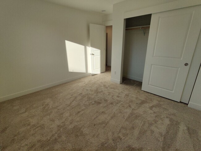 Building Photo - Contemporary Townhome with Open Floor Plan...