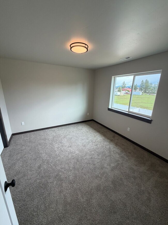 Building Photo - Beautiful & Brand New 4 bd/2.5 ba Home