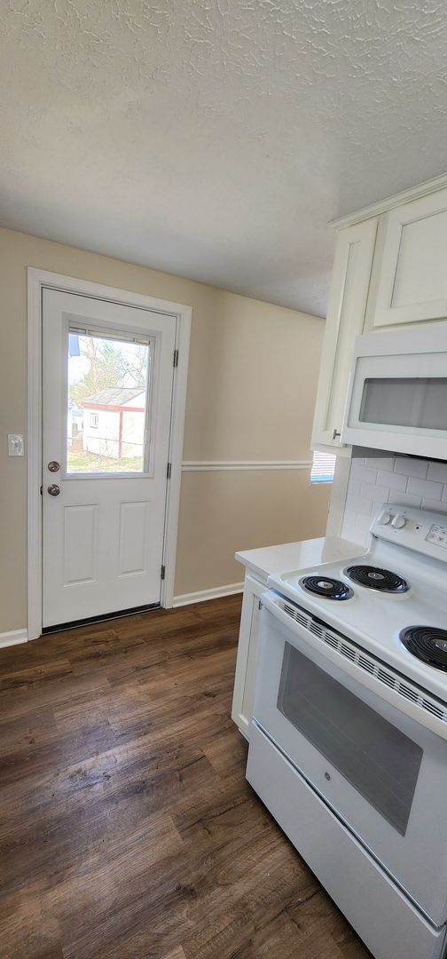 Building Photo - Oldham County Beauty!  Completely Renovated!  ALL NEWer Appliances!  ALL NEWer Flooring & Paint! ...