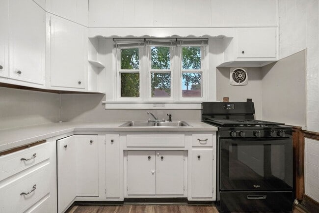 Building Photo - NEW LISTING -5 BEDROOM HOUSE!