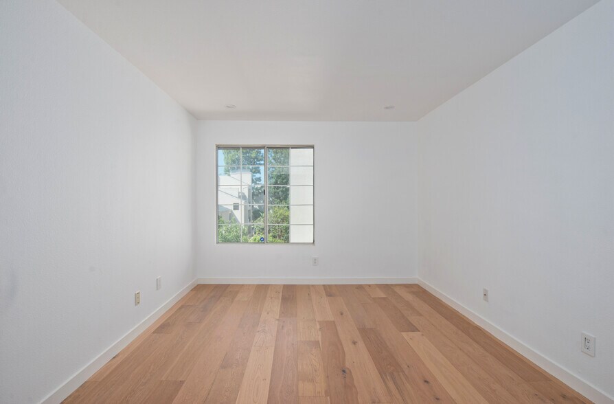Building Photo - 5540 Owensmouth Ave