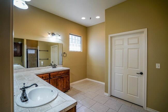 Building Photo - 2801 Indian Wells Dr E