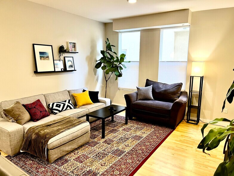 Building Photo - 2422 Tremont Pl