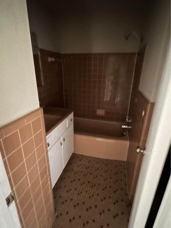 Building Photo - 2109 Hyde Park Rd