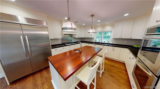 Building Photo - 225 S Barry Ave