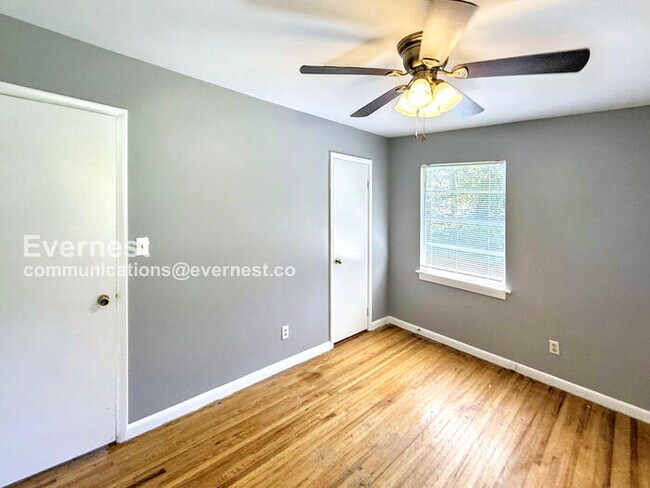 Building Photo - 2907 Lakeside Dr