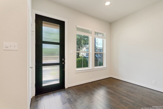 Building Photo - 215 E Courtland Pl