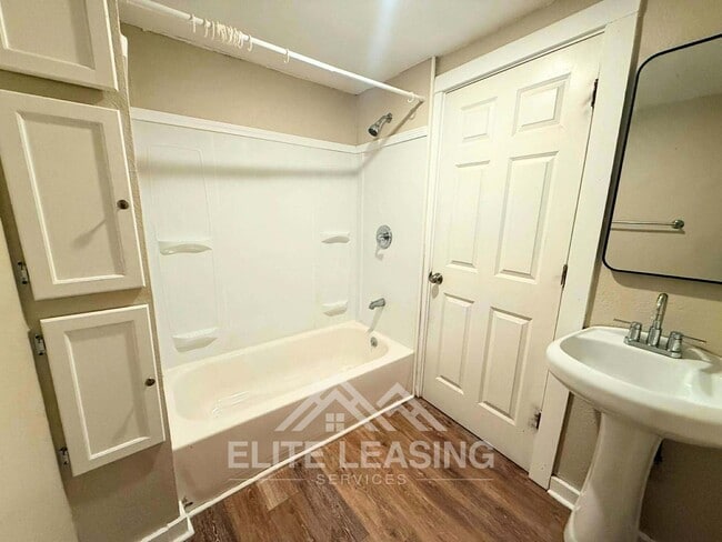 Building Photo - Charming 3 Bedroom Home close to Hospitals! Available Now!