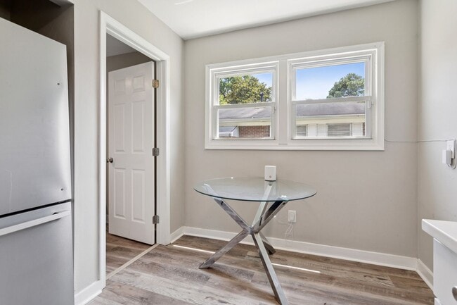 Building Photo - Updated ranch in Portsmouth!