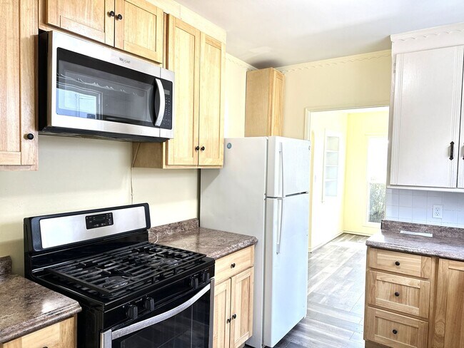 Building Photo - 2 BED/1 BATH/Home For RENT! Cozy, and Char...