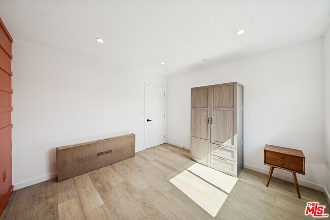 Building Photo - 835 N Harvard Blvd