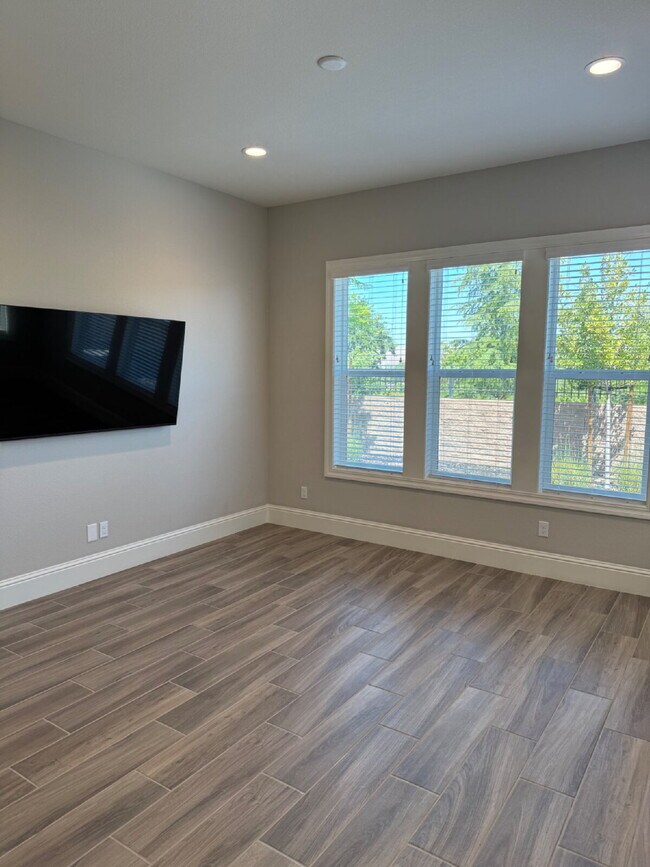 Building Photo - Newer 2 Bed/2 Bath with Office in 55+ Gate...