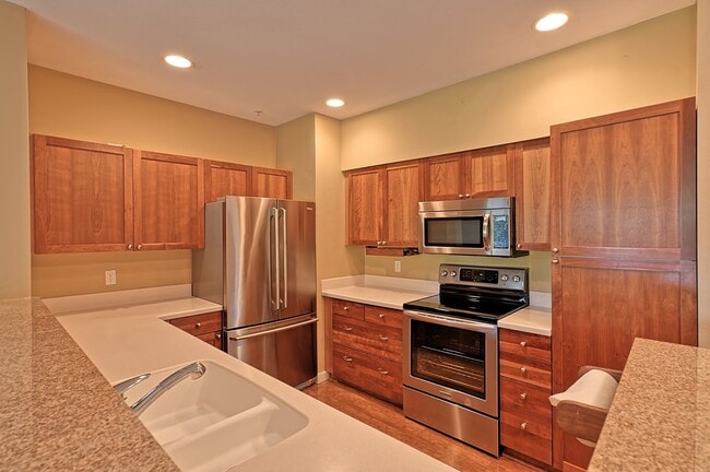 Building Photo - Mukilteo Golf Course View Condo – Modern C...