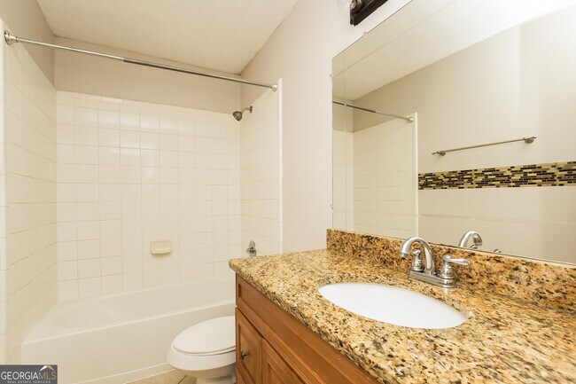 Building Photo - 8560 Glenwoods Dr