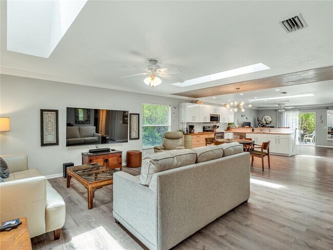 Building Photo - 15509 Alsace Cir