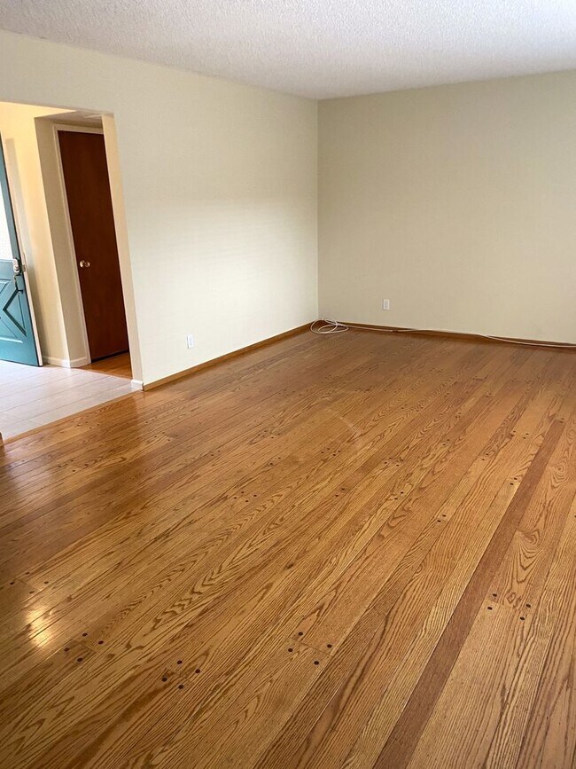 Building Photo - Spacious Duplex in Great Mountain View Area!
