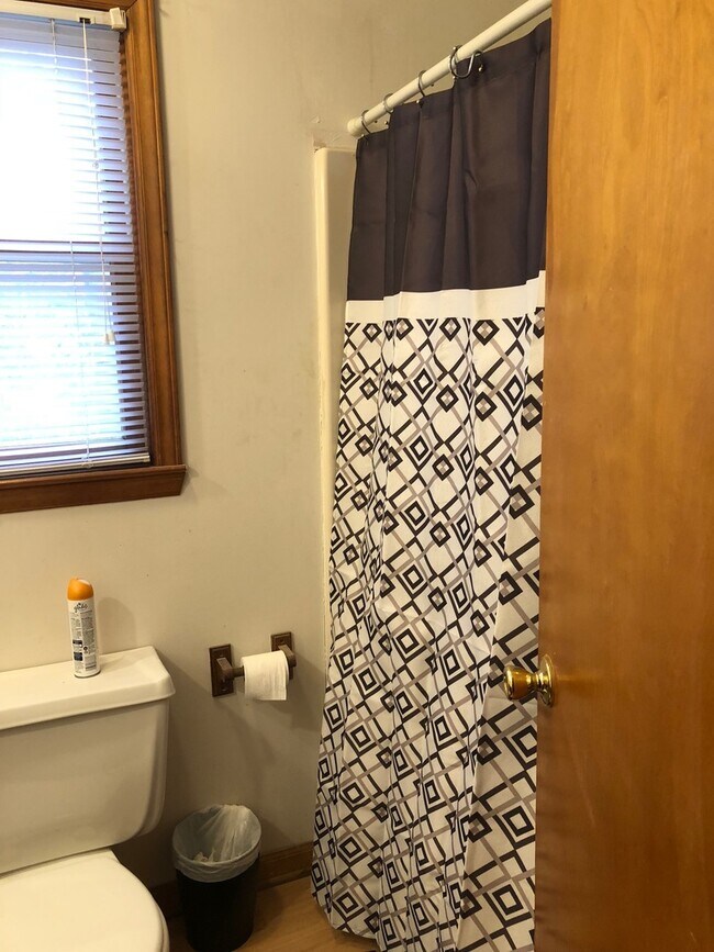 Building Photo - **SCHOOL YEAR RENTAL-TWO STUDENT MAX** AVAILABLE MID-AUGUST TO MID-MAY